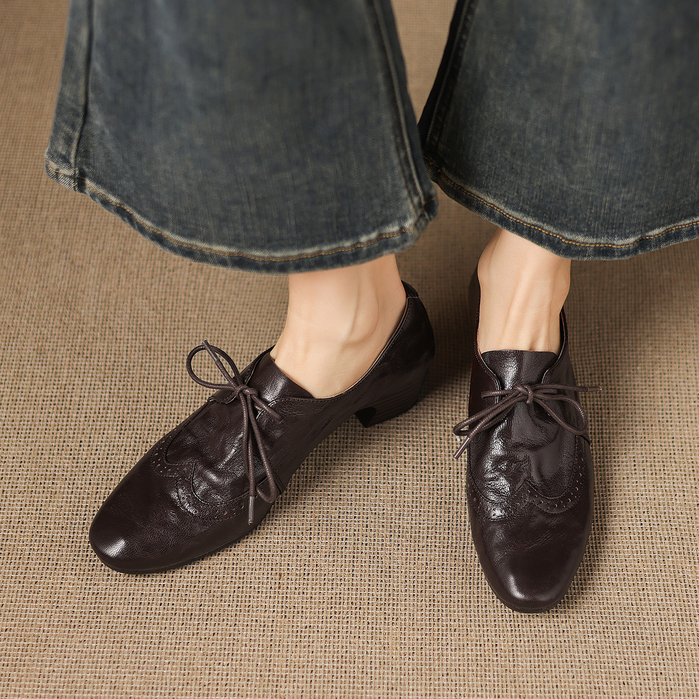 Giày loafer nữ da cừu buộc dây phong cách vintage, gót thấp vuông — màu nâu