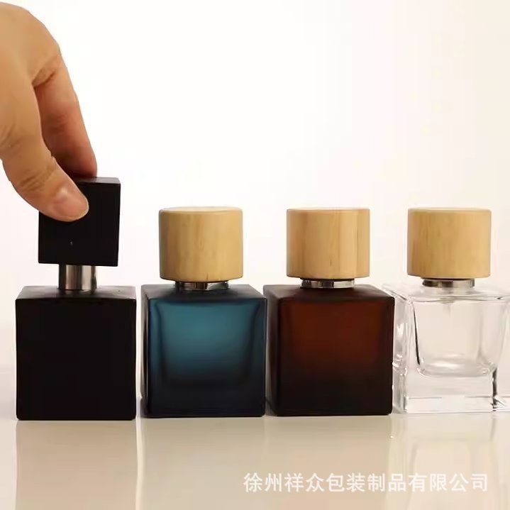 Botellas de perfume cuadradas al contado, tapas de madera de cera blanca en la boca de la bayoneta, botellas de spray de vidrio engrosadas, botellas de perfume oscuro en botellas separadas de 50 ml image 3