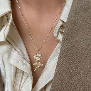 Rose Flower Gentle Mother-Of-Pearl Rose Flower Branch Elegant Simple Necklace Accessible Luxury Niche Ins Clavicle Chain for Women