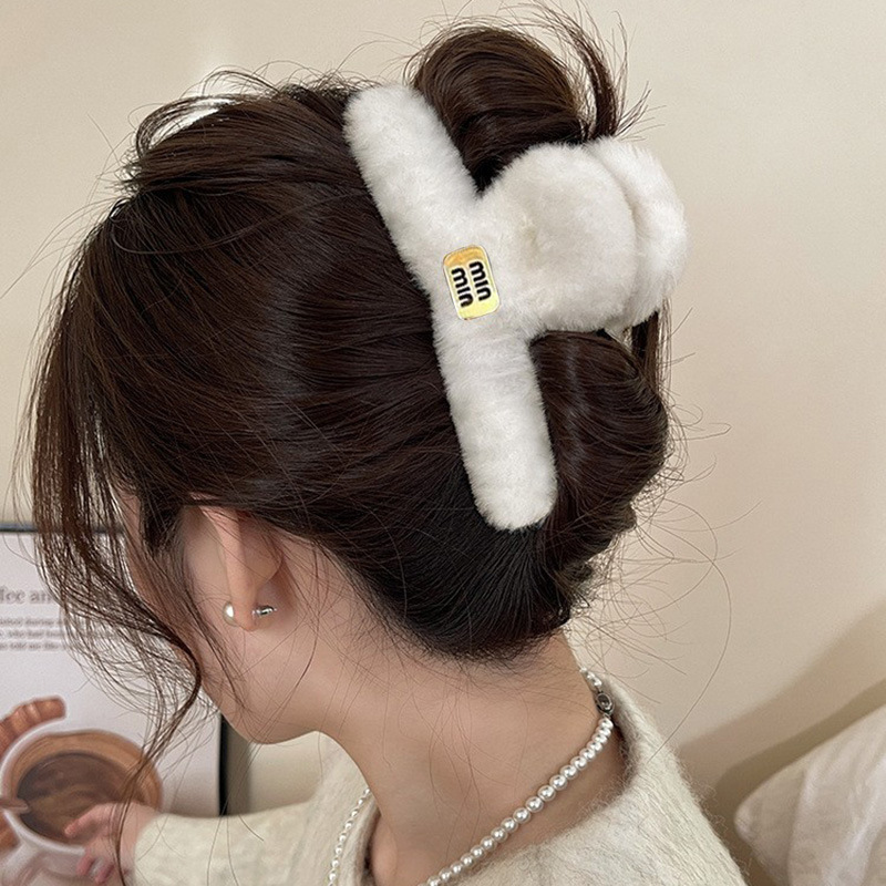 2026秋冬ミンクファー毛皮ヘアクリップ、高級感のある後頭部用大型シャーククリップ、ハート型キラキラ輝くダイヤモンド付き毛皮ヘアクリップ