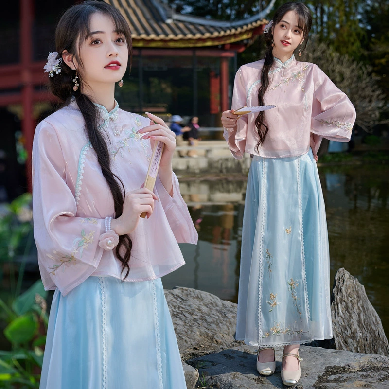Настоящая фотография нового китайского стиля ханьфу с тяжелым мастерством, воротником-стойкой, топом с косой планкой на пуговицах, кружевной вышивкой и улучшенной юбкой.
