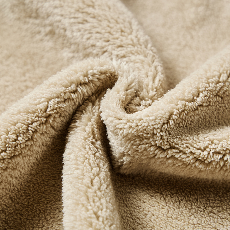 Los papás de mediana edad y ancianos usan terciopelo de zorro plateado con cuello en V, terciopelo de cordero grueso, ropa exterior, color sólido casual de todo fósforo, múltiples bolsas, calidez