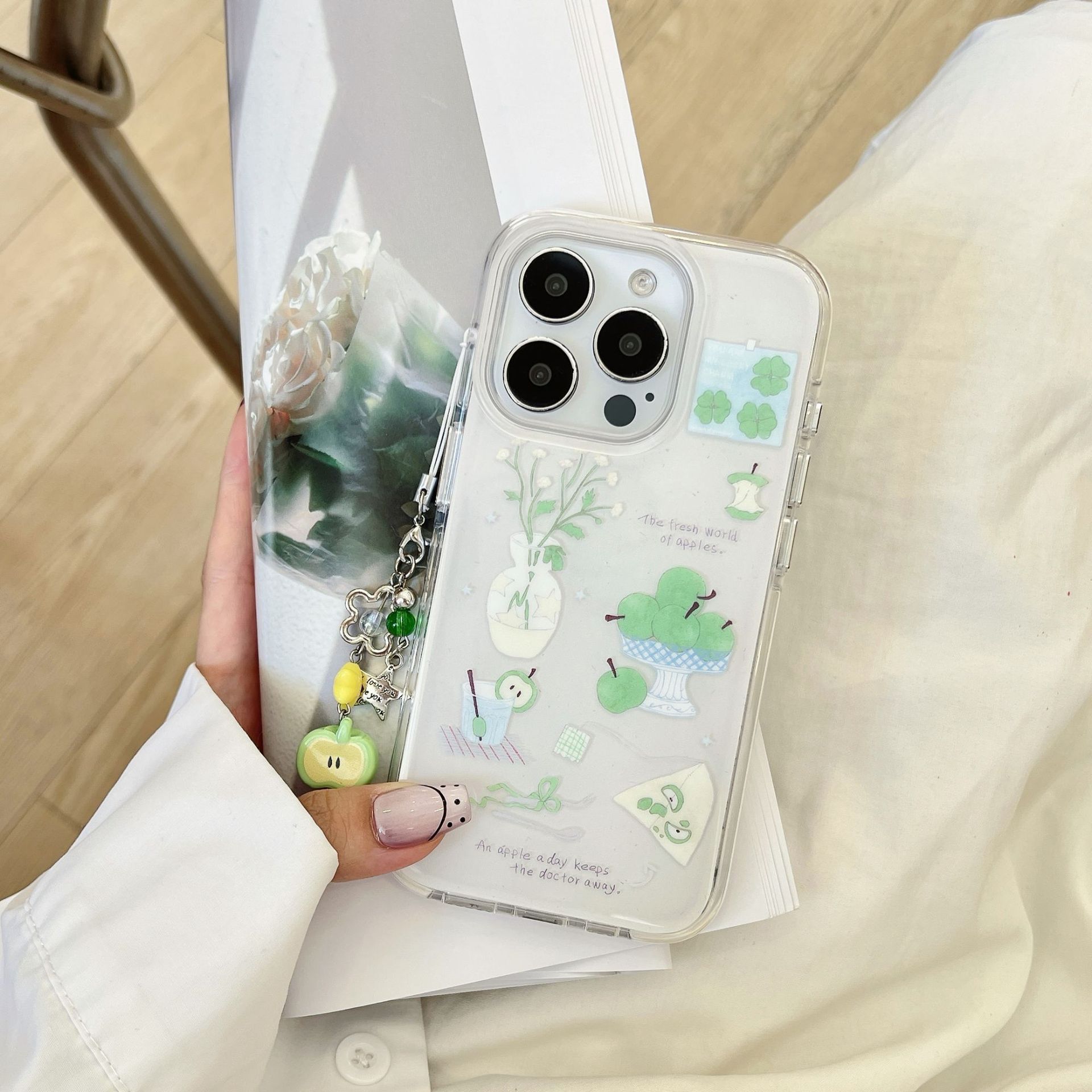 Pequeño florero de trébol de cuatro hojas fresco manzana verde para iPhone16 funda para teléfono móvil 15ProMax femenino 14/13 nuevo 16P