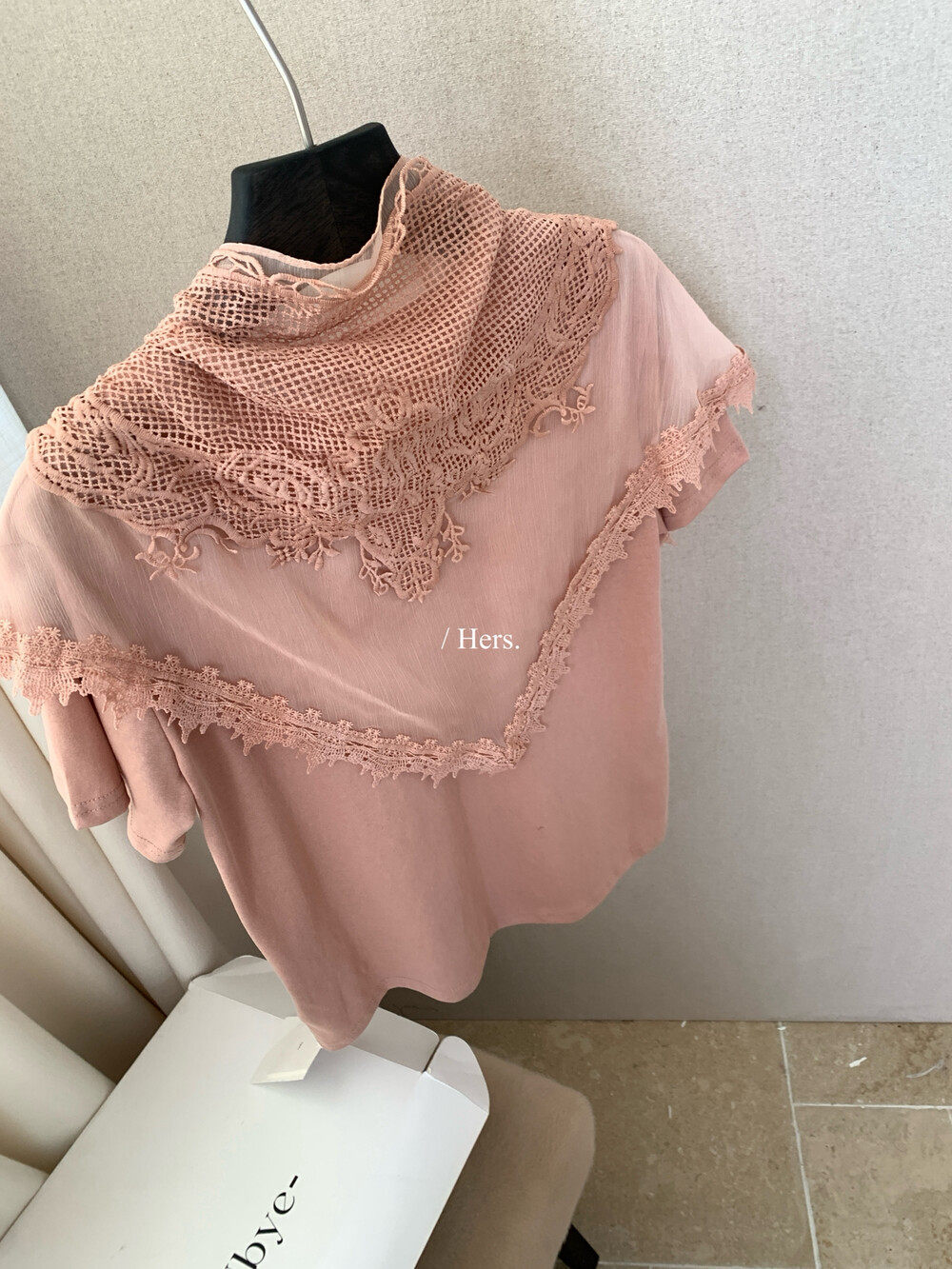 Áo thun nữ cổ tròn tay ngắn phối khăn choàng ren hai lớp — Bột củ sen, trắng ngà, Pho mát chi tiết 17