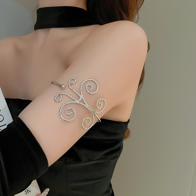 Pulsera plisada irregular de metal estilo europeo y americano fresco elegante pulsera personalidad de alto grado de lujo ligero pulsera al por mayor femenina