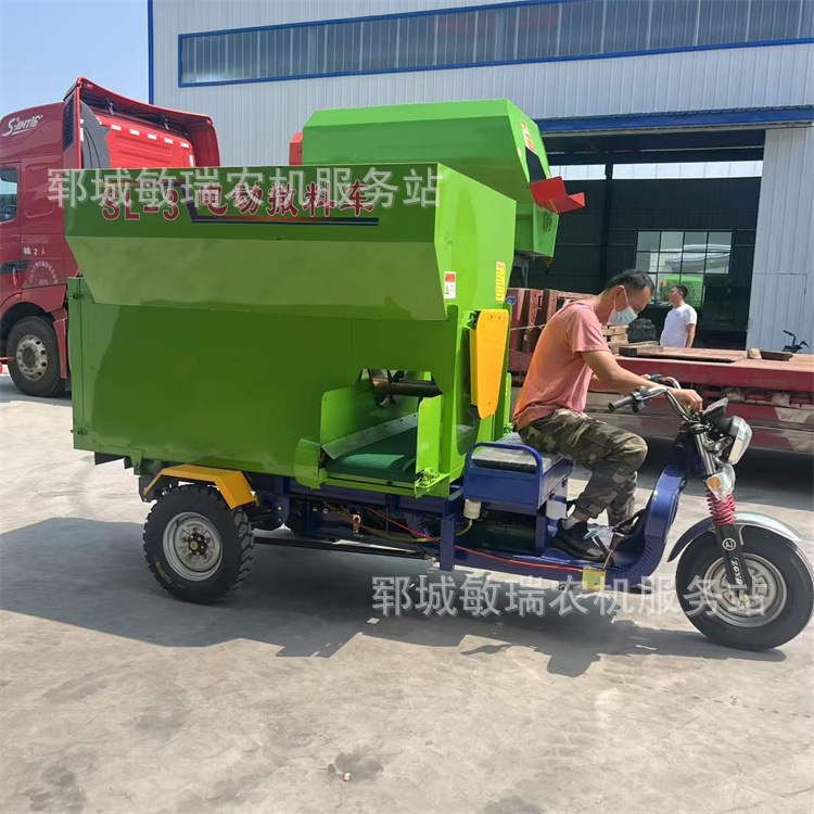 电动撒料车养殖场用饲料投料机自走式双出料饲料抛撒机