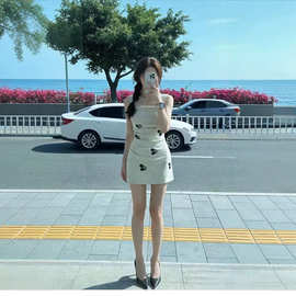 早春季法式复古无袖吊带连衣裙子女夏2026年新款高级感巨好看短裙