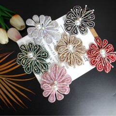 ディザトーン2025の新商品は靴の花のヘアピンで飾られています。