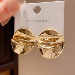 レトロなコールドスタイルの幾何学的な不規則なイヤリング女性のためのゴールデンニッチデザインプリーツメタルイヤリング卸売