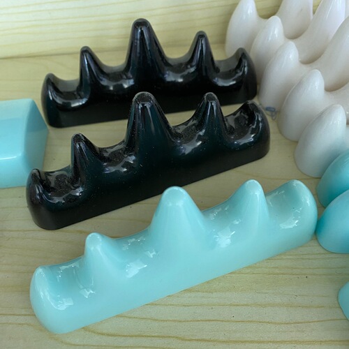 Wholesale plastic pen mountain brush pen holder Four treasures of the study accessories calligraphy supplies beginner training class pen holder pen holder