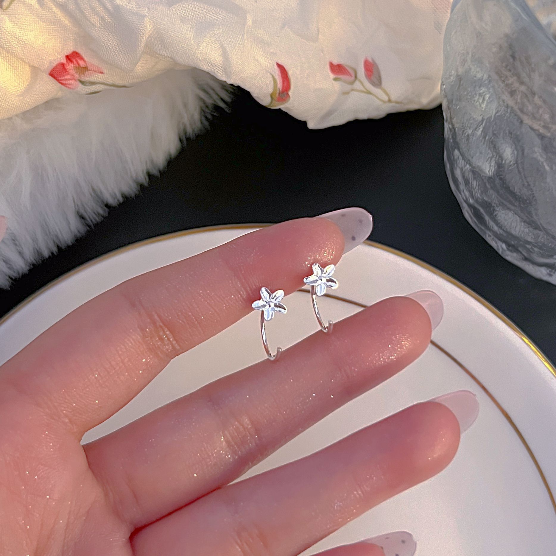 Kleine S999 Sterlingsilber Ohrlöcher Pflege-Ohrstecker Damen 2025 neue Kollektion Trend vielseitige Ohrringe hochwertiges Ohrschmuck Großhandel