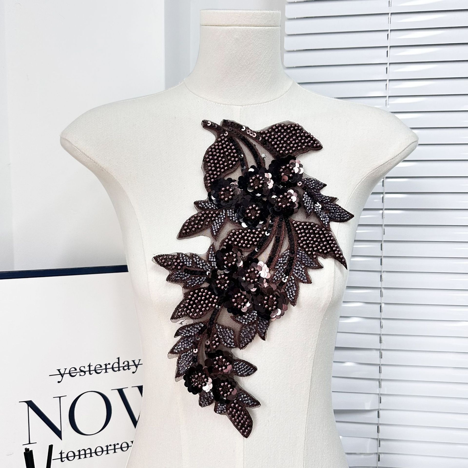 Ventas transfronterizas calientes de bordado de malla sequinilla de tela de color plateado pegado vestido vestido vestido de rendimiento ropa accesorios DIY