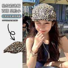 レトロなヒョウ柄のベレー帽はデニムの紋様の男女の画家の帽子の文芸のレジャーの大きい頭に顔の小さい前進の帽子を現します。
