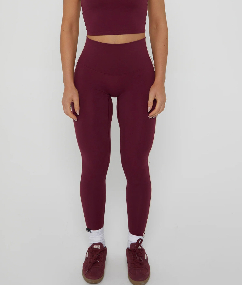 Color contrastante correa colgando el conjunto de ropa de pelusa para mujeres desnudas sensación de secado rápido con cojín de pecho deportivo alta cintura elevación de cadera dos piezas conjunto