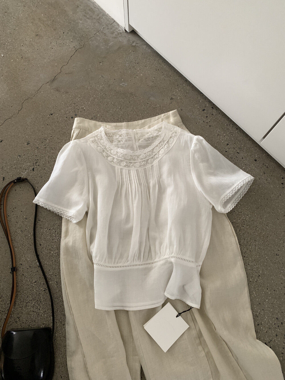Áo sơ mi nữ tay ngắn phối ren cổ điển chất liệu tơ tằm linen — trắng ngà chi tiết 30