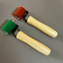 批发销售手动硅胶耐高温双轴承防水卷膜材广告布滚轮辊子红绿单头