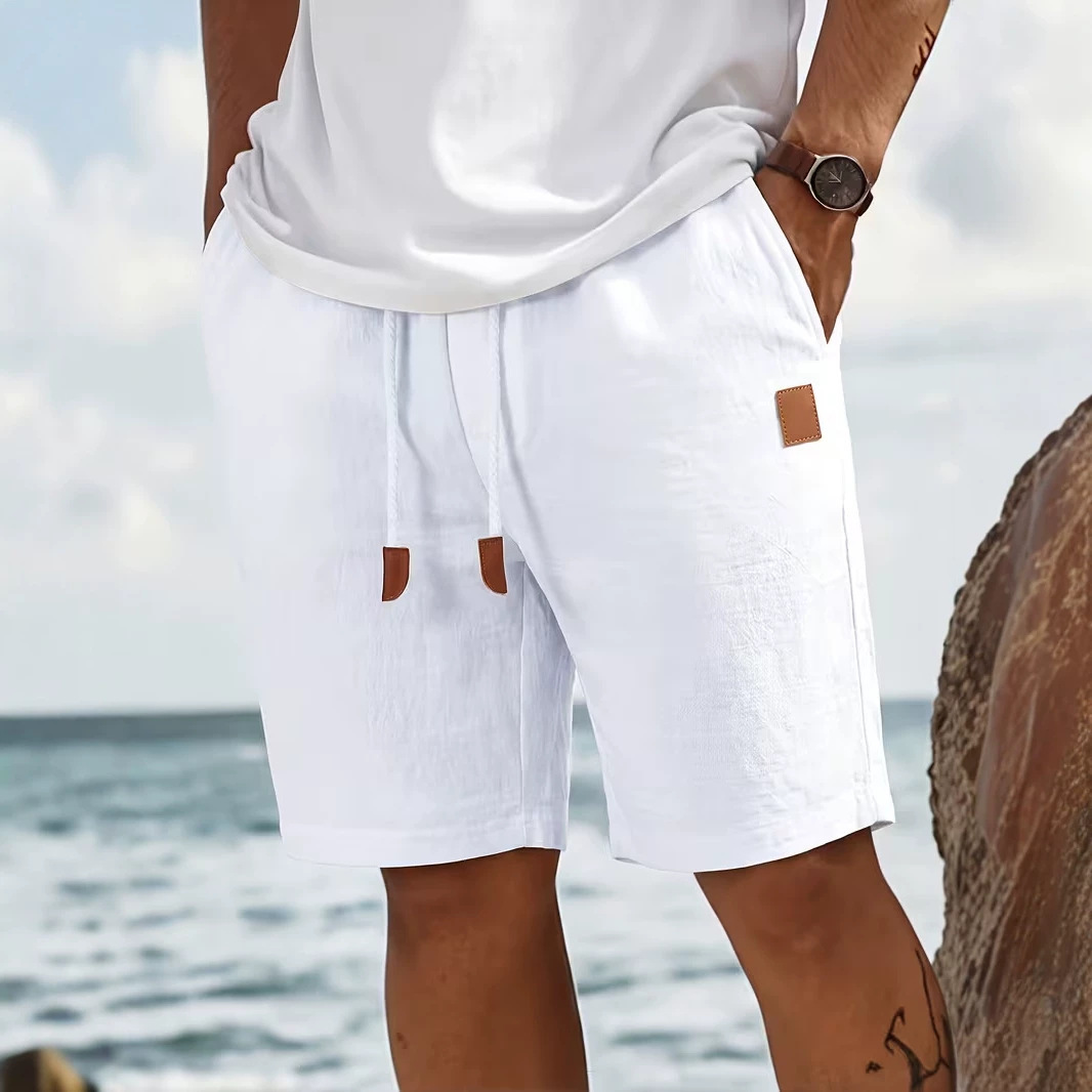 Rechte linnen strandbroek voor heren, zomerse casual sportshorts, middellange lengte met leren afwerking, losse pasvorm, vijfpuntsmodel_voghion.com