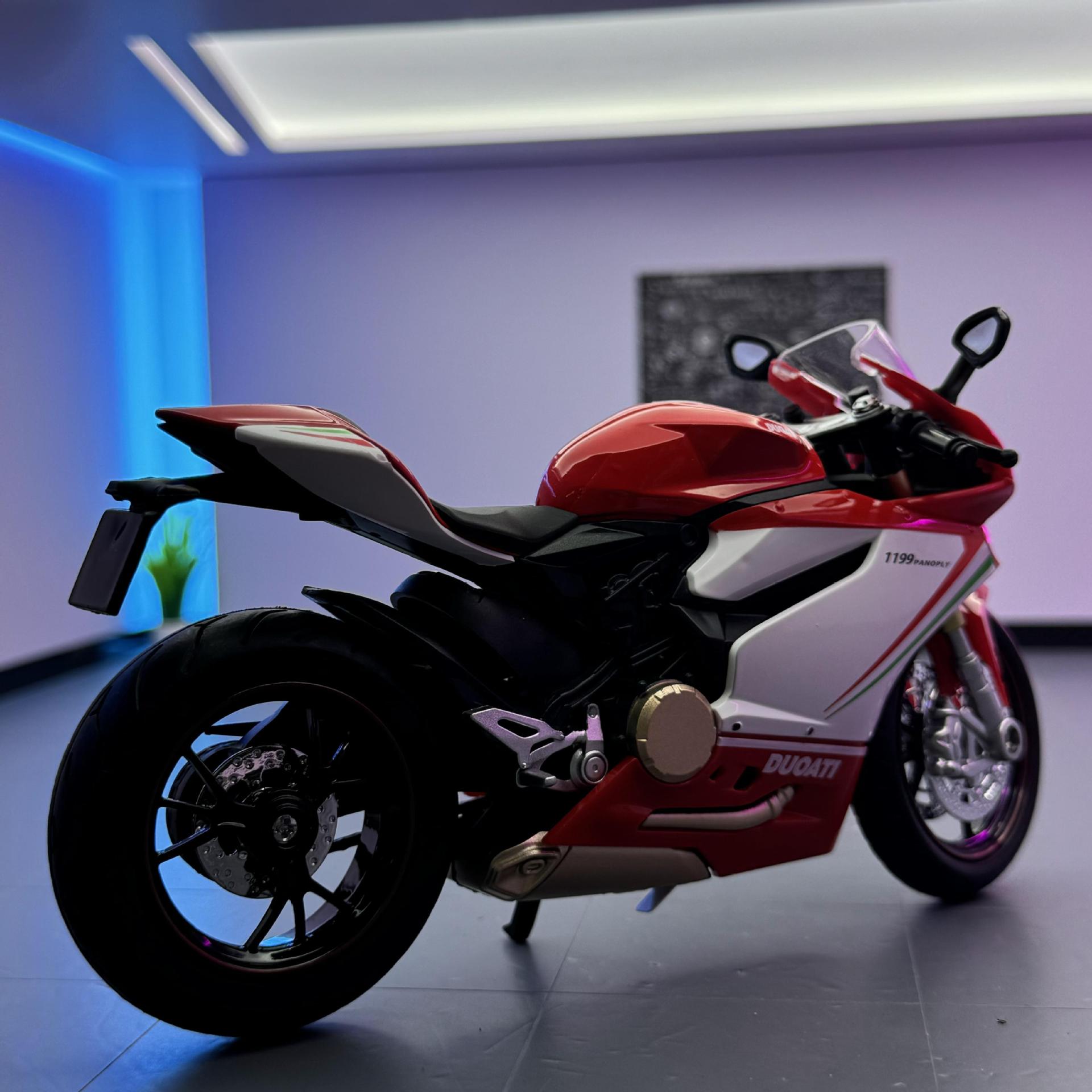 Modelo de coche Huayi 1:12 Ducati 1199 motocicleta de aleación con decoración de modelo de efecto de sonido de coche de juguete deslizante de luz y sonido