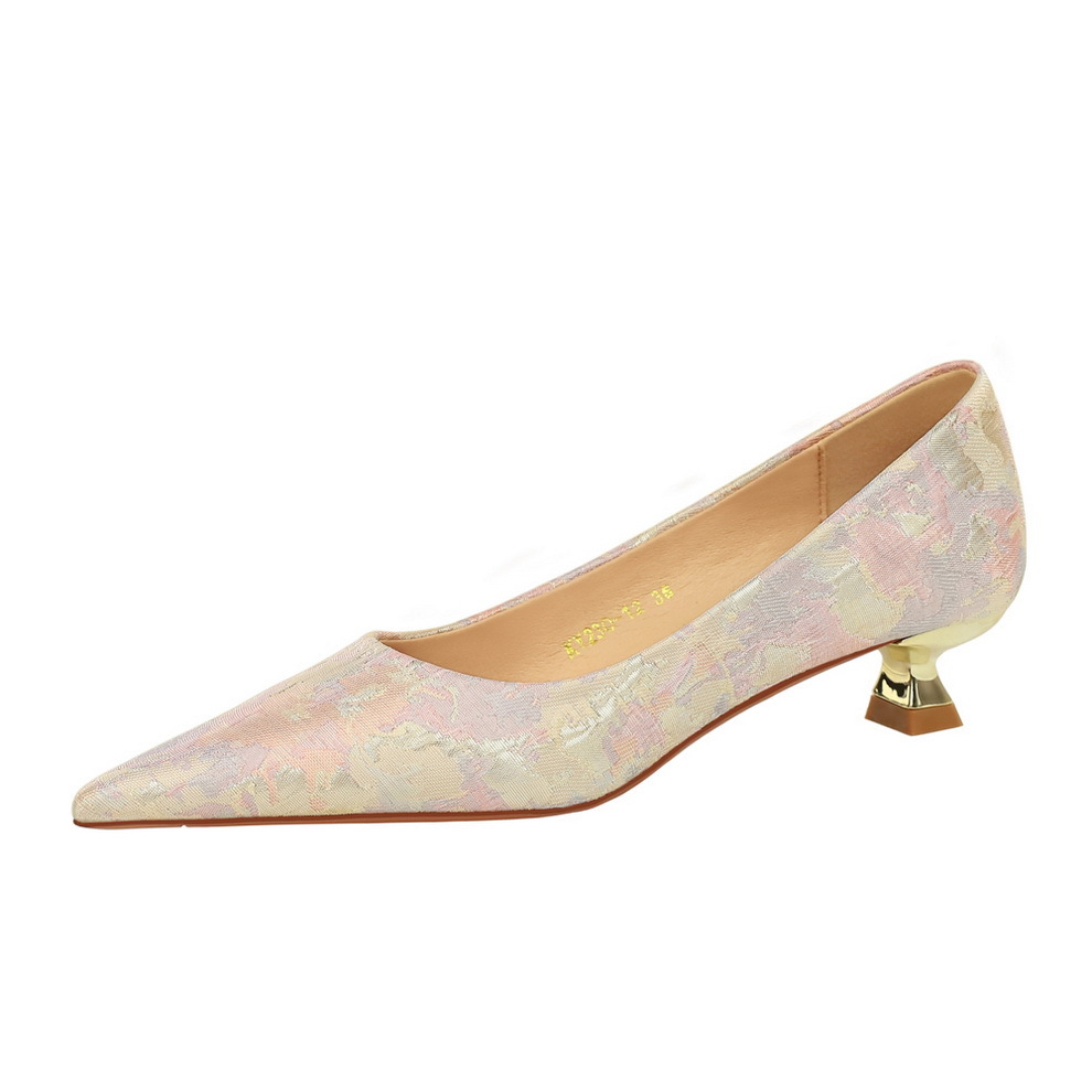 230-19 Korean version fashionable sweet women's shoes versatile low heel shallow mouth pointed floral cloth surface new women's single shoes