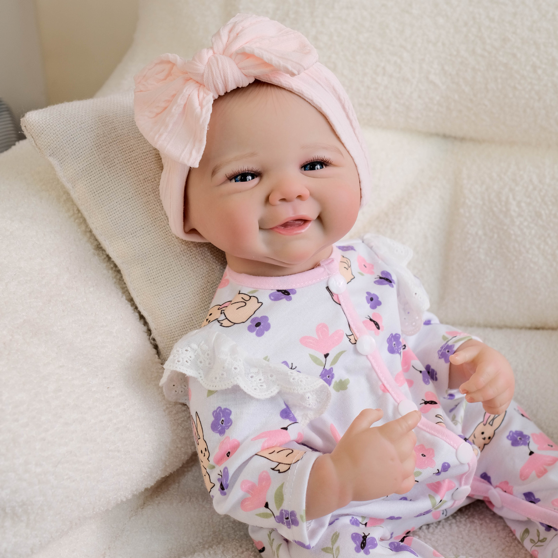 Mono con estampado de mariposa de 19 pulgadas NPK Muñeca de simulación Vivienne Regalos navideños para niños