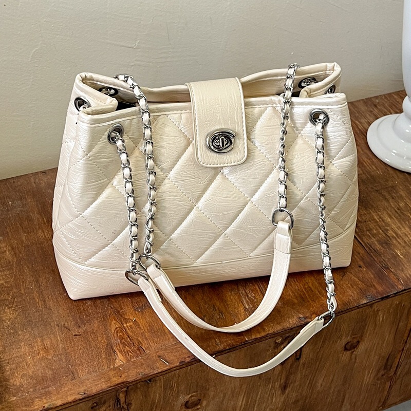 Diamond-pattern chain bag for women, 2026 new autumn model, high-end vintage light luxury commuter shoulder bag, crossbody bucket bag Diamond-pattern chain bag for women, 2026 new autumn model, high-end vintage light luxury commuter shoulder bag, crossbody bucket bag