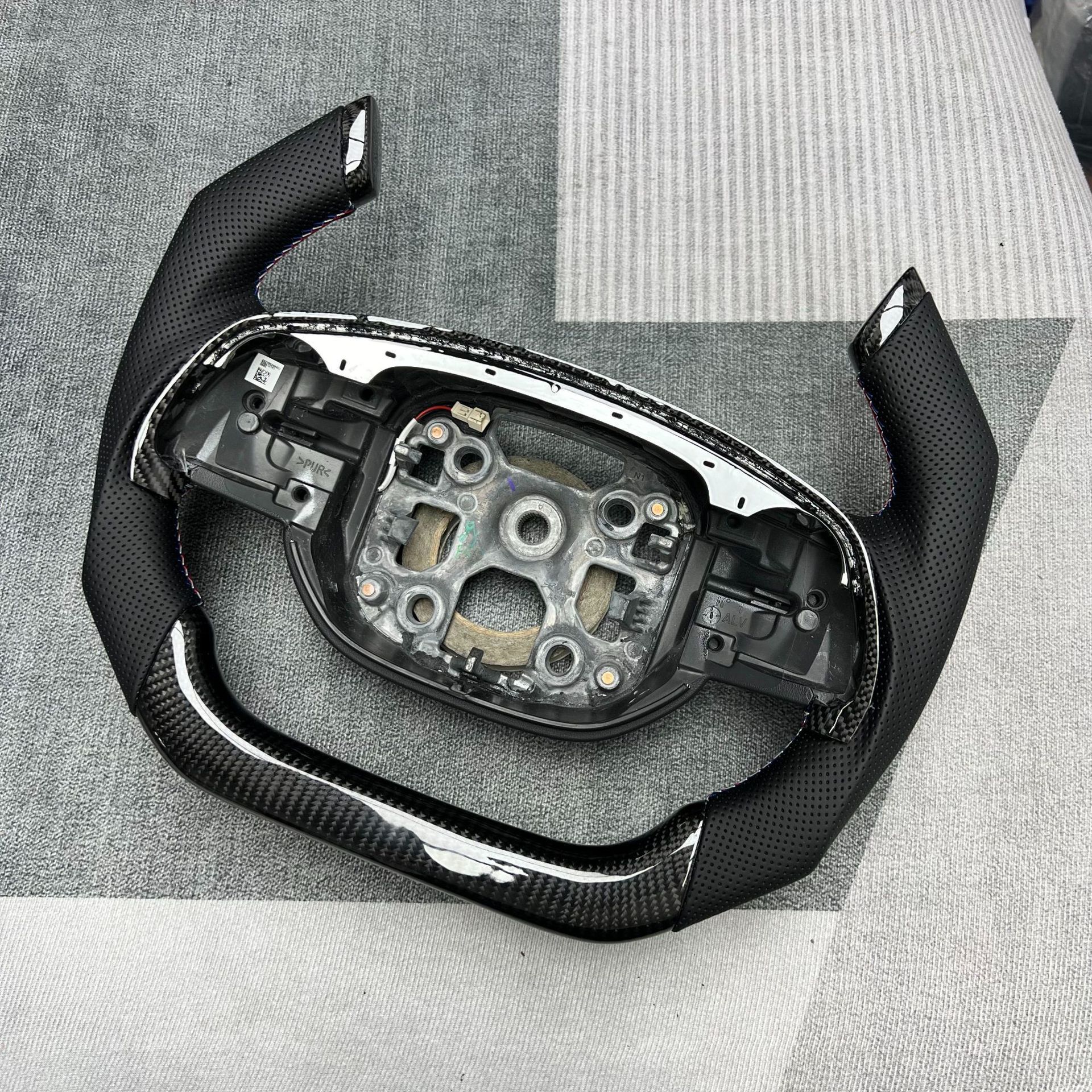 Car Carbon Fiber Steering Wheel Customization Is Suitable for Xpeng Car Interior Steering Wheel Assembly Upgrade and Modification Processing