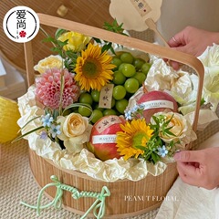 中秋節の月餅は竹のかごの卵の果物のかごを持っています。