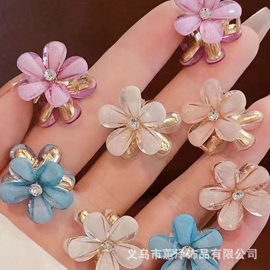子供の水晶の花の小さいつかみの女の子のサイドは髪を挟みます。|undefined