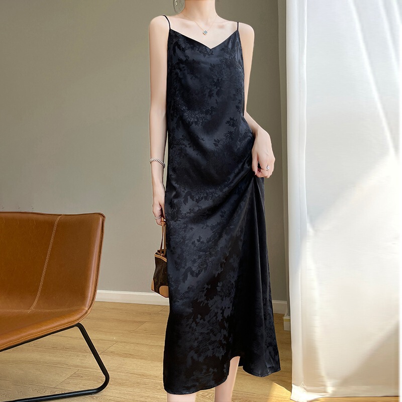 Women's new summer jacquard strap maxi dress, satin fabric with a draping effect, over-the-knee, slimming French-style base dress Women's new summer jacquard strap maxi dress, satin fabric with a draping effect, over-the-knee, slimming French-style base dress