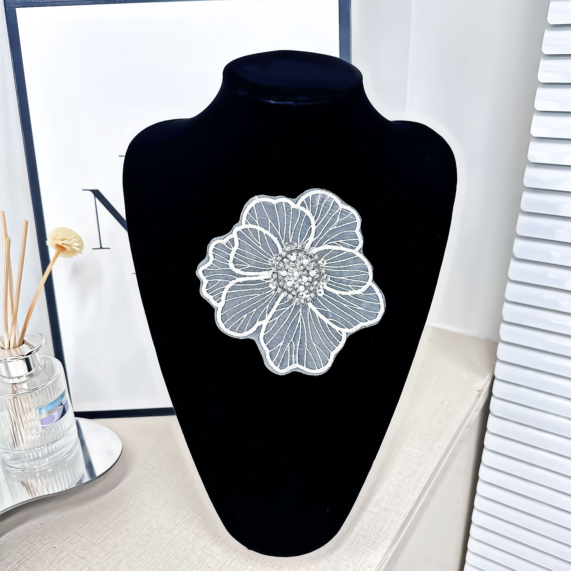 Fábrica de fuente al por mayor de inventario bordado estereoscópico sequinilla cuentas de tela decoración malla encaje floral accesorios de ropa image 3