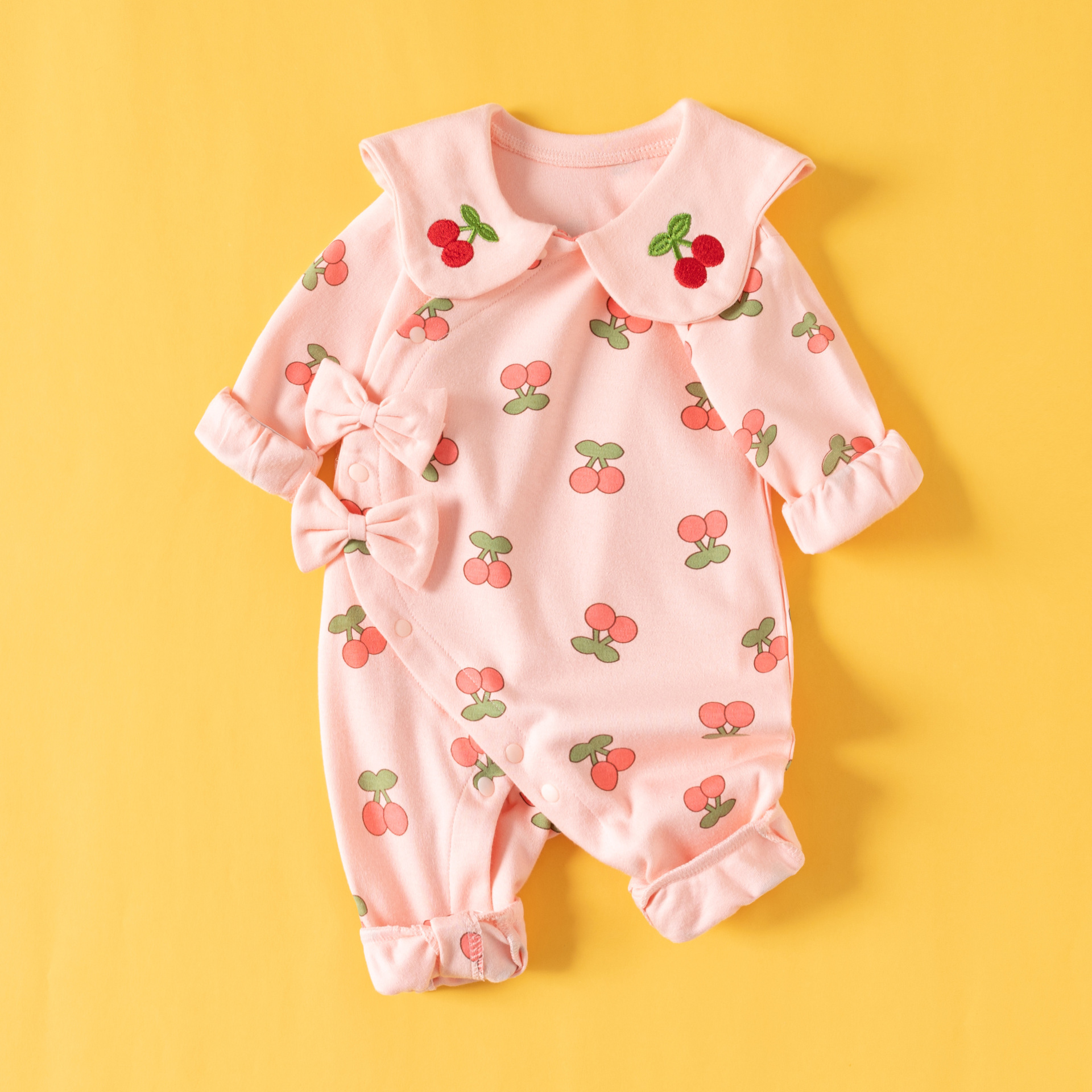 Long -sleeved lady cherry