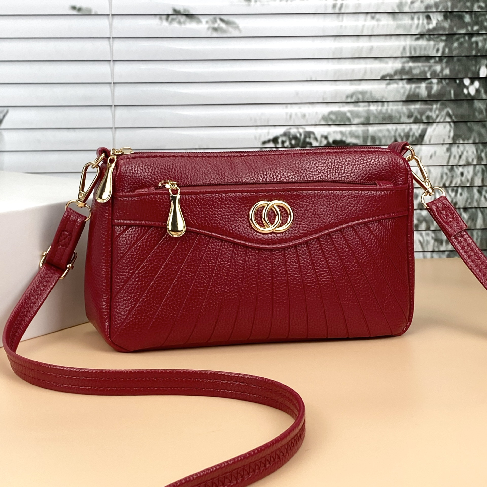 Guangzhou Hengli Leather Ladies Bolso de hombro para mujer Bolso de madre de mediana edad de múltiples capas de un solo hombro Bolso pequeño de gran capacidad al por mayor image 27