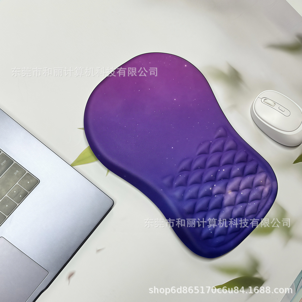 보라색 별이 빛나는 하늘