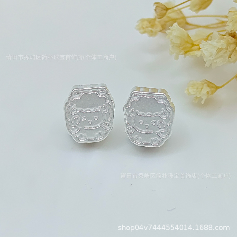 999 pure silver cartoon-style simple drawing of a little sheep, used as a charm bead or spacer bead for handmade DIY braided bracelets, pure silver sheep zodiac accessory