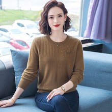 中老年妈妈纯羊毛衫女秋冬新款手工绣花内搭毛衣宽松圆领针织上衣