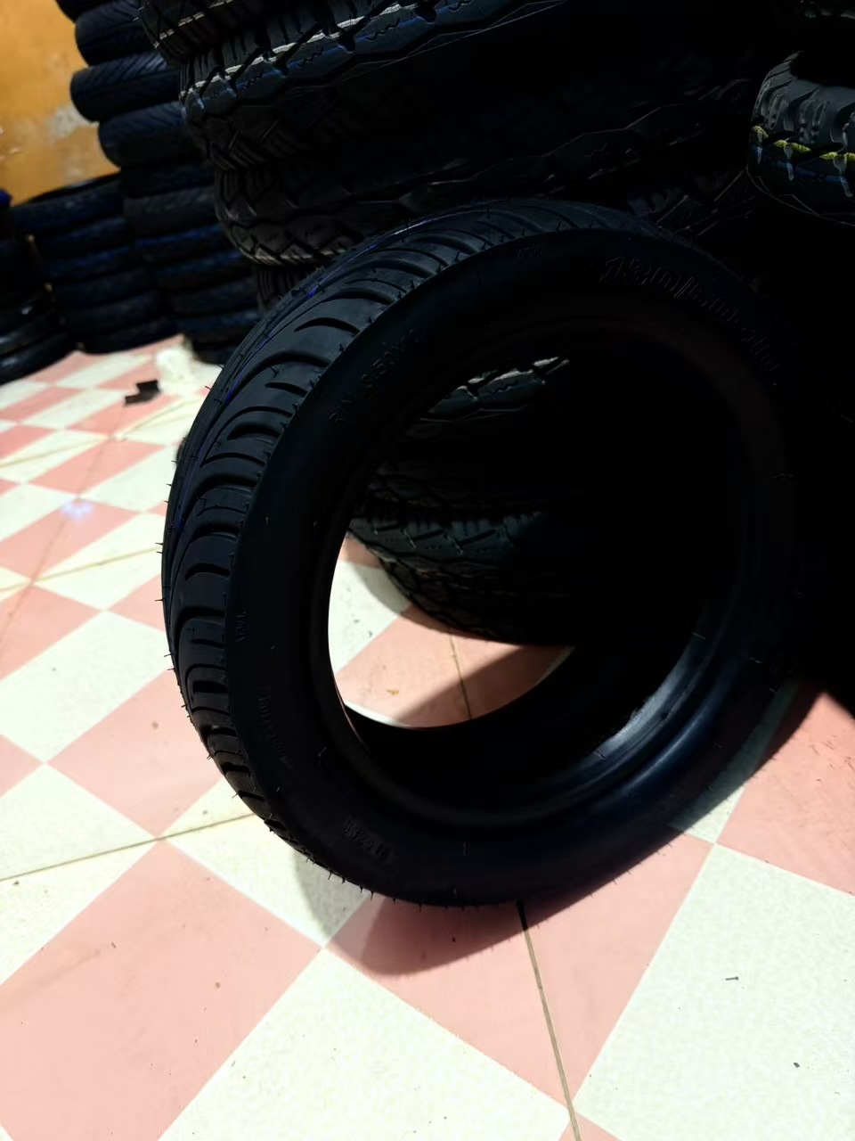 130/60-10 Tire for Electric Vehicles and Motorcycles, Anti-Skid, Rain and Shine Resistant, Wear-Resistant, Vacuum Tire for Electric Scooters