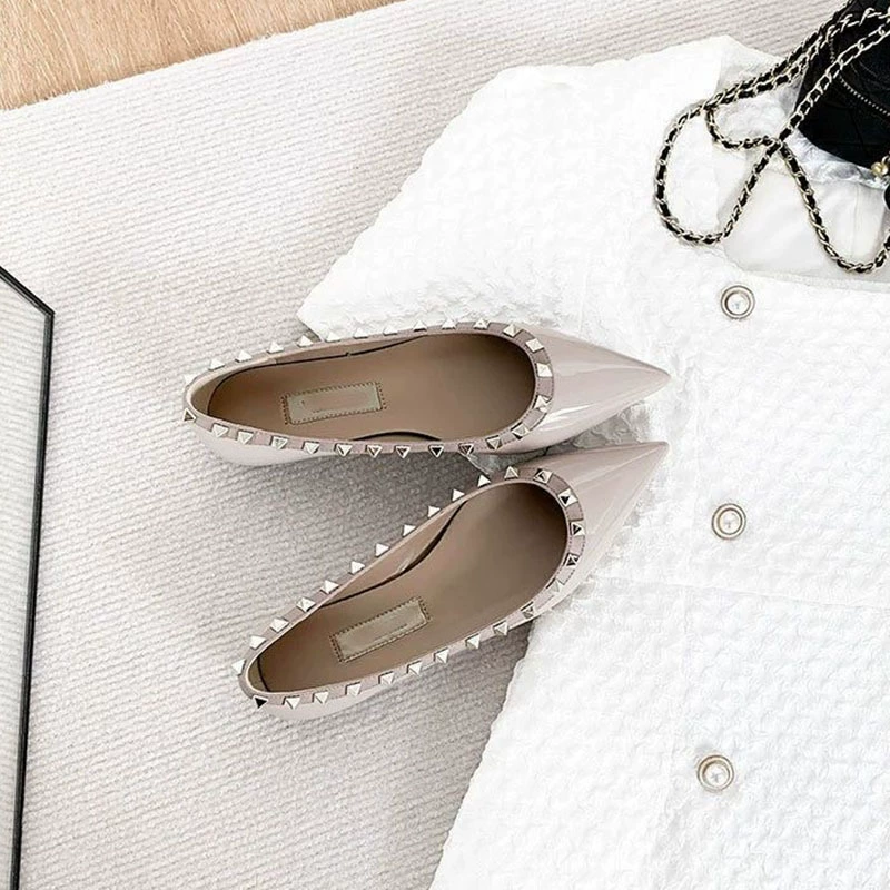 Европейские и американские женские туфли с плоским дном 2024 года новые легкие ножки с толстыми каблуками заклепки заклепки плоские каблуки женские одиночные туфли