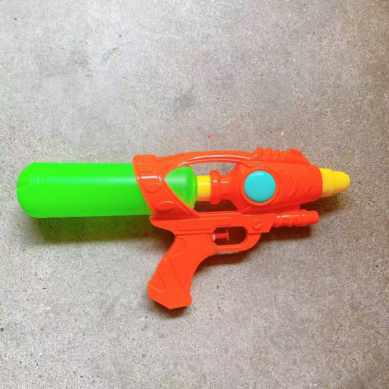 Pistola de agua de juguete para niños jugando en la playa