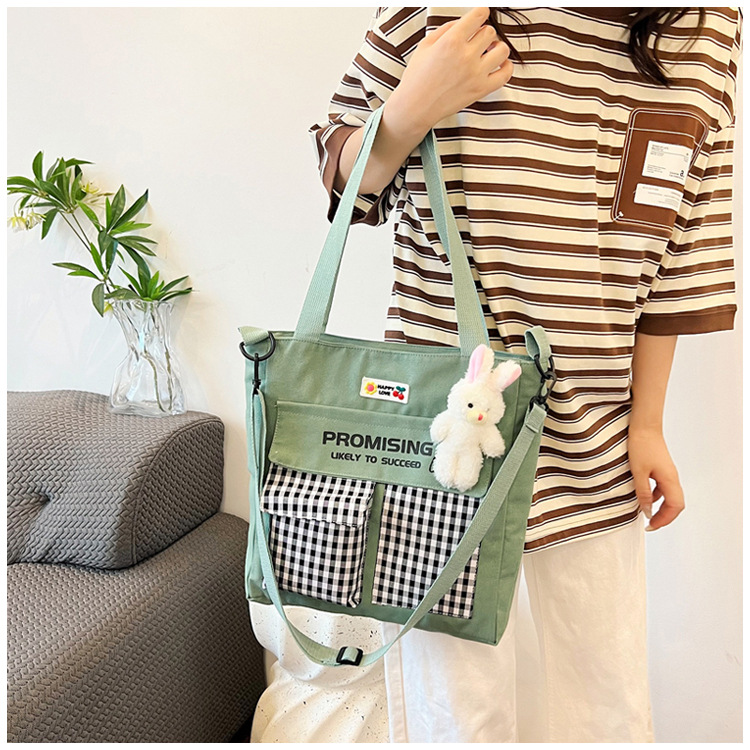 The new Korean-style cute nylon bag for class tutoring is a versatile checkered single-shoulder bag that is selling well (with a bear) undefined