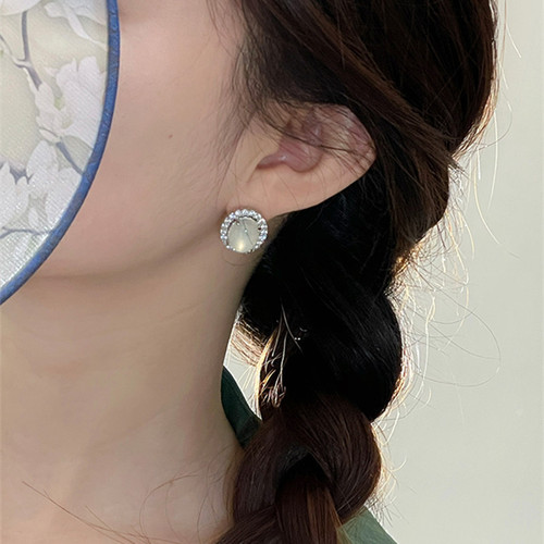 Yingying white moonlight ice transparent white chalcedony round gemstone earrings for women light luxury niche high-end ice transparent lychee earrings
