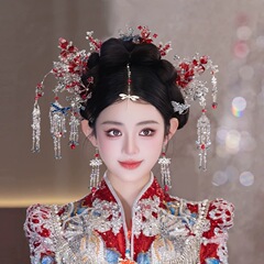 新商品の新婦の中国式の赤い銀色のかんざしは歩いて髪飾りをします。