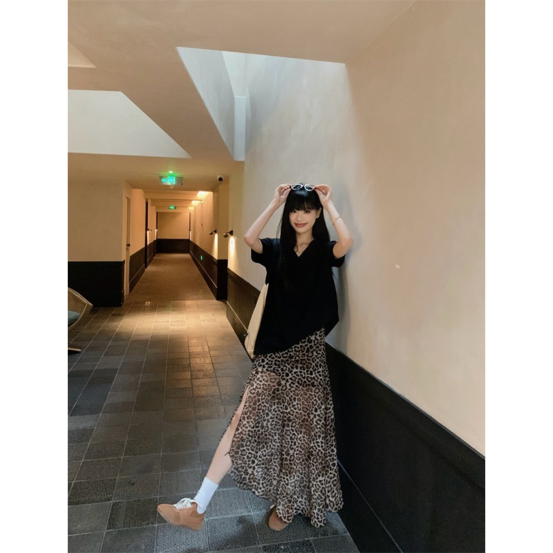 リアルショット夏デザインスリットヒョウ柄スカート薄手ロングスカート+黒VネックTシャツスーツ女性用84528|undefined