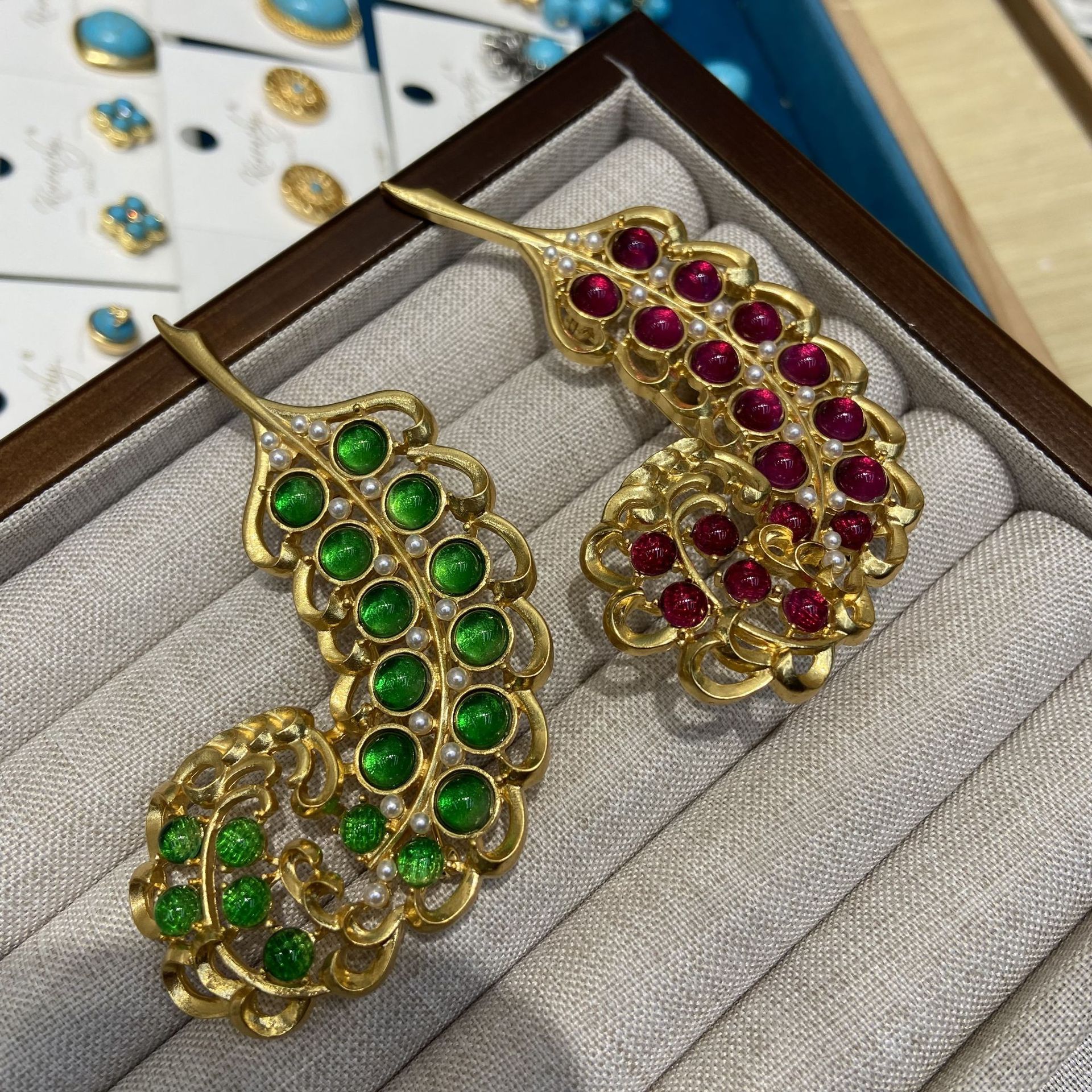 Vintage Court Style Corsage Real Gold Plated vintage Feather Leaves Color Gem Diamond Brooch Suit Pin