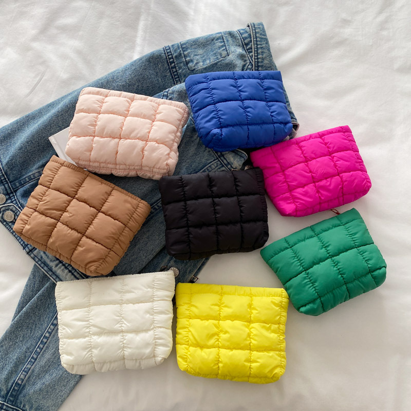 Bolso cosmético plisado de moda 2025 primavera nuevo estilo estilo occidental color caramelo pequeño bolso cuadrado femenino bolso casual coreano embrague