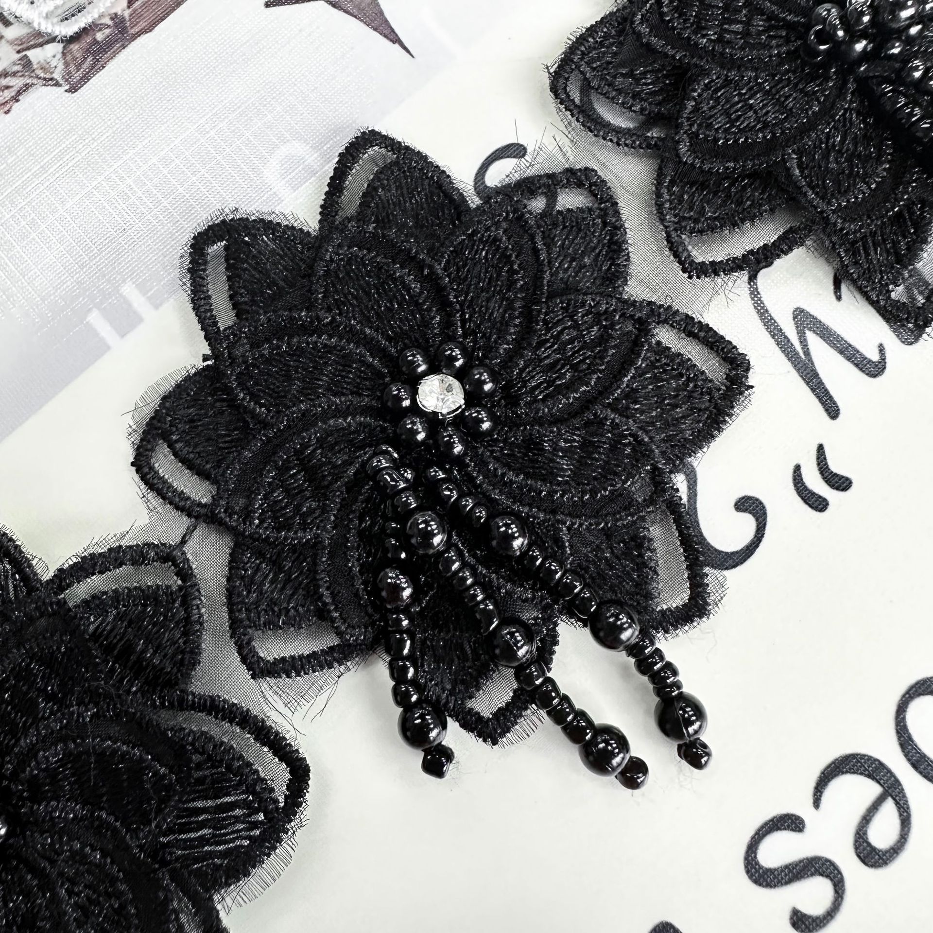 Accesorios de moda flores negras y blancas perlas de diamante bordado encaje tridimensional ropa tocado para el cabello zapatos sombreros materiales de decoración