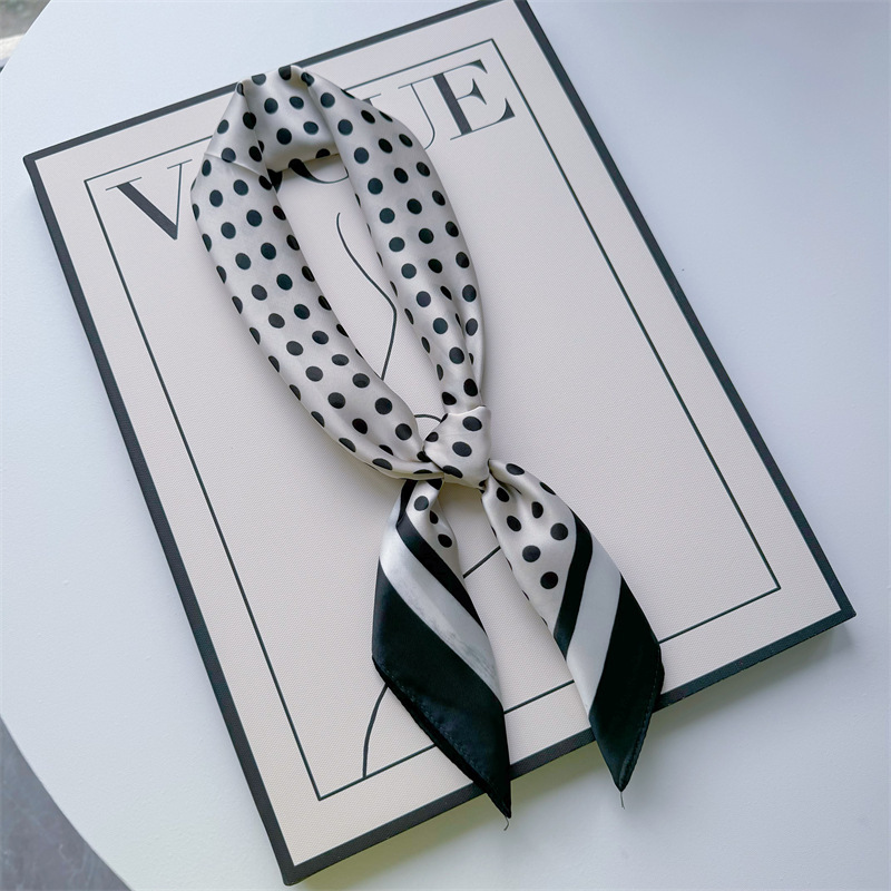 Primavera y verano nueva bufandas de impresión de letras de satén 70 × 70 bufandas de seda pequeñas bufandas cuadradas de alta calidad bufandas de estilo francés