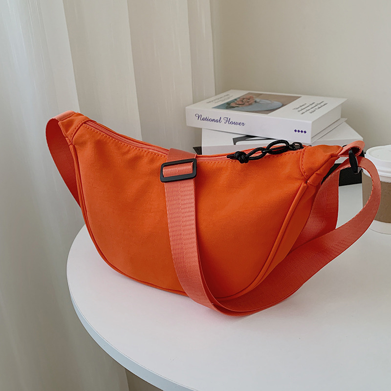 尼龙布饺子包包女2021新款潮网红都市简约单肩包ins大容量斜挎包