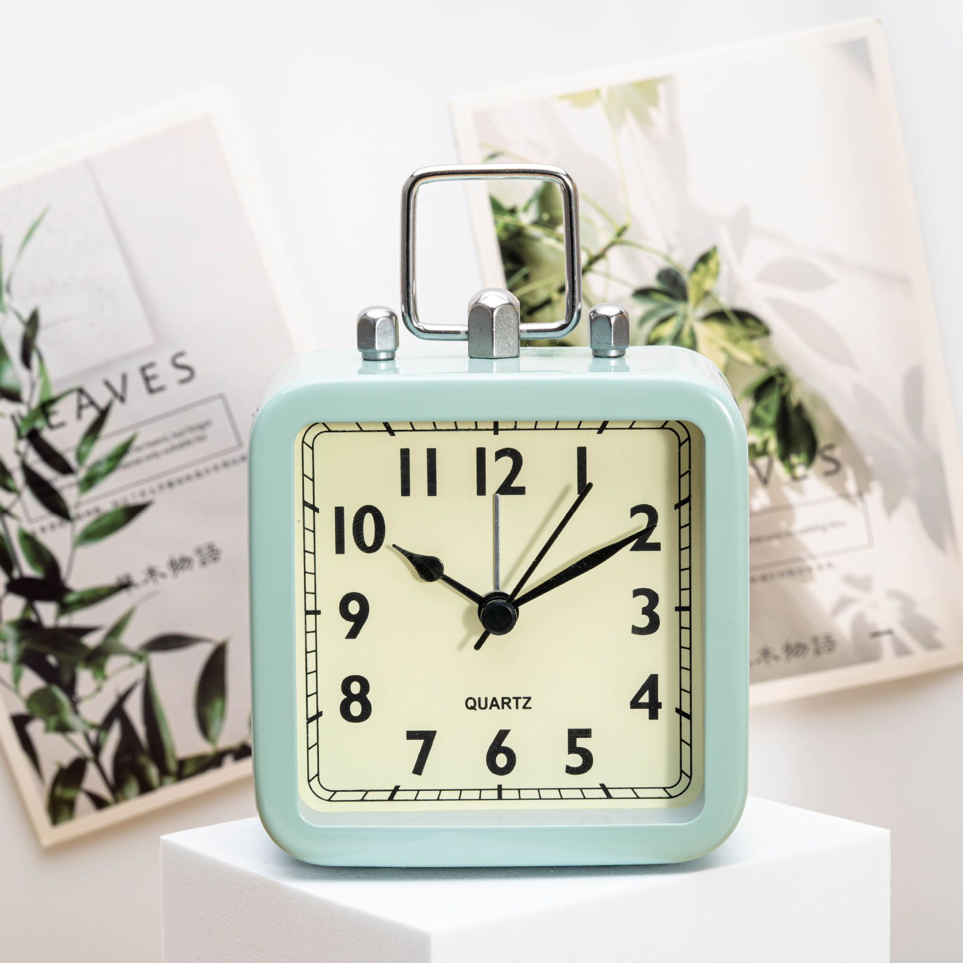 Directo de fábrica de moda simple cuadrado de plástico retro pequeño reloj de alarma dormitorio de noche mudo despertador electrónico