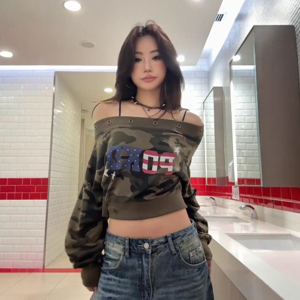 迷彩短款斜肩卫衣女春秋新款性感辣妹长袖设计感小众露肩百搭上衣