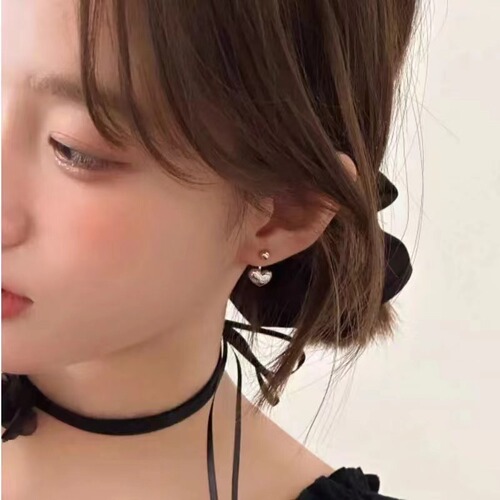 Fashionable two-wear back-hanging heart-shaped earrings, niche design, peach heart earrings, light luxury, minimalist, high-end ear accessories.